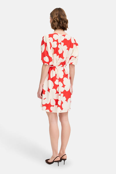 Robe courte rouge à fleurs blanches de B.YOUNG, avec ceinture nouée à la taille, vue de dos.
