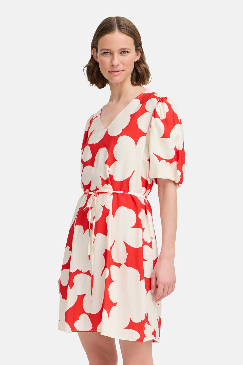 Robe courte rouge à fleurs blanches par B.YOUNG, avec manches courtes bouffantes et ceinture nouée.
