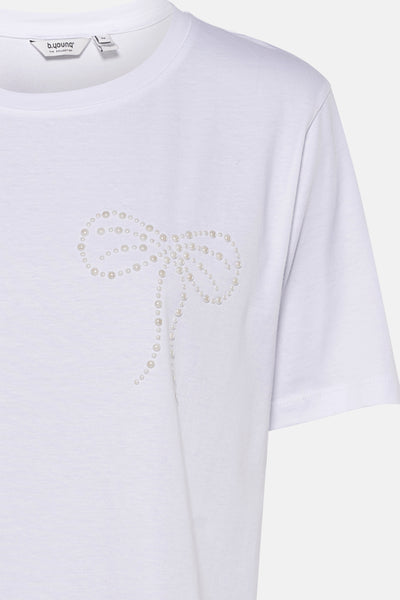 T-shirt blanc à manches courtes de B.YOUNG, orné d'un motif de nœud décoratif en perles.