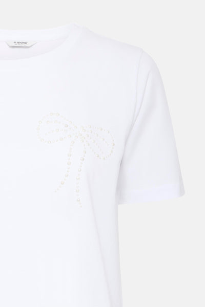 T-shirt blanc à manches courtes par B.YOUNG, orné d'un nœud décoratif en perles sur le devant.