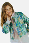 Korte meerkleurige jas van FREEQUENT, met blauw, groen en goud bloemenpatroon op een lichte achtergrond.