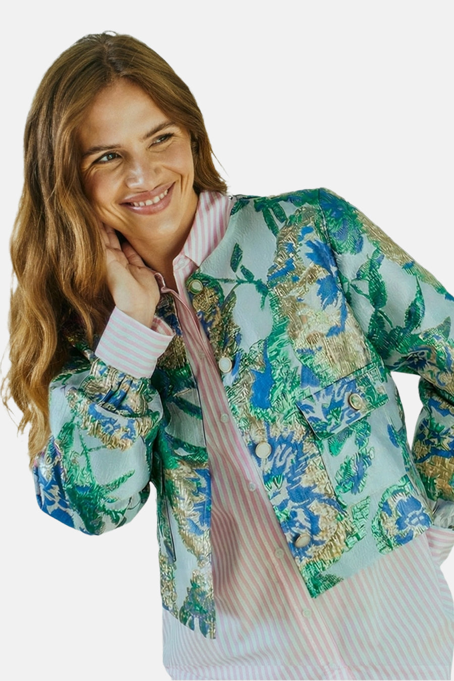 Korte meerkleurige jas van FREEQUENT, met blauw, groen en goud bloemenpatroon op een lichte achtergrond.