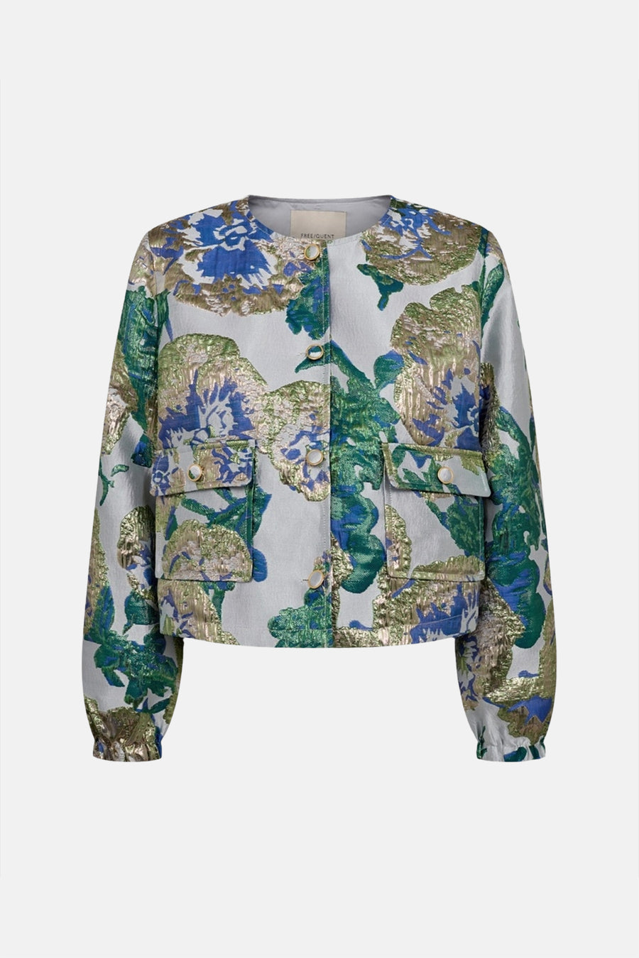Korte meerkleurige jas van FREEQUENT, met getextureerd bloemenpatroon versierd met gouden details, opgestikte zakken en parelmoeren knopen.