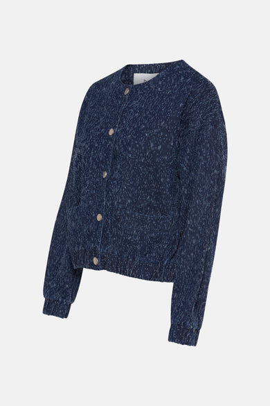 Kort donkerblauw spijkerjack van B.YOUNG, met zilverkleurige knopen en twee opgestikte zakken.