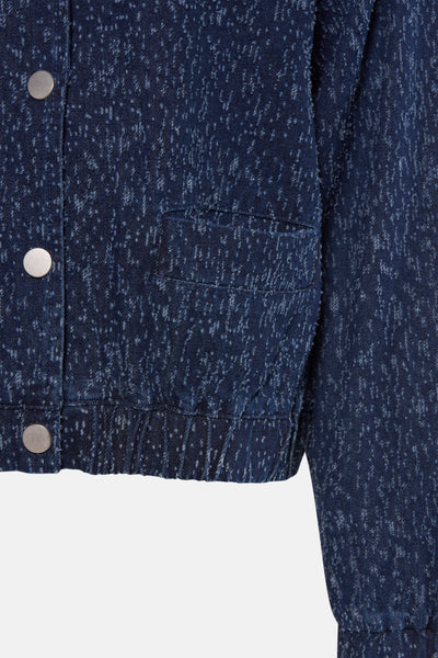Veste courte en denim bleu foncé de B.YOUNG, avec boutons argentés et poche de poitrine.