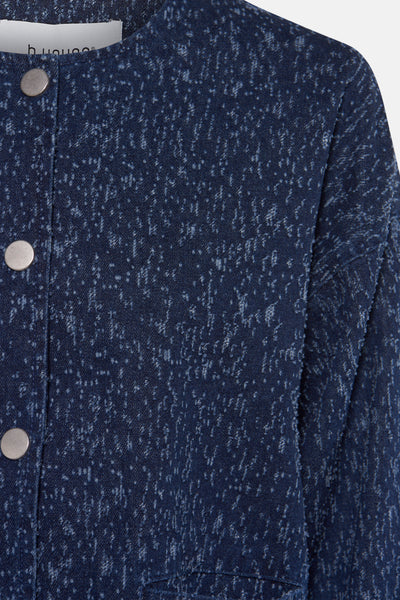 Veste courte en denim bleu foncé de B.YOUNG, motif moucheté et boutons argentés.
