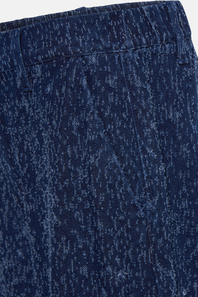 Pantalon denim bleu foncé de B.YOUNG, avec motif texturé subtil et poche visible sur le devant.
