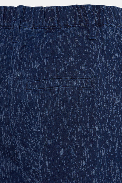 Pantalon en denim bleu foncé by B.YOUNG, avec un motif moucheté délavé et poche arrière visible.
