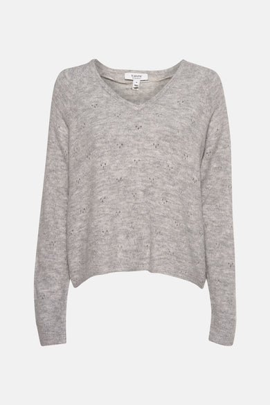 Pull gris à col en V by B.YOUNG, avec motif ajouré discret sur toute la surface.