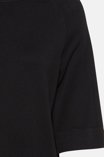 Pull noir à col rond de B.YOUNG, en maille fine, avec manches courtes.