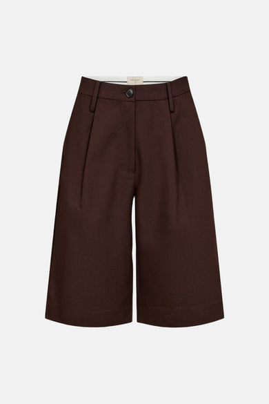 Bermuda marron de FREEQUENT à taille haute plissée avec bouton et passants de ceinture.