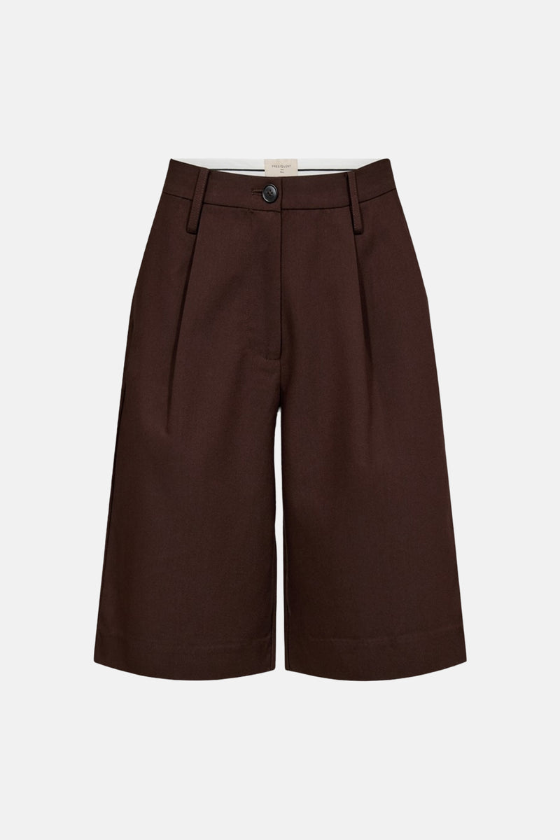 Bermuda marron de FREEQUENT à taille haute plissée avec bouton et passants de ceinture.