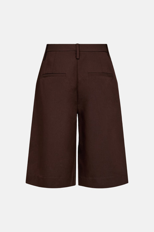 Short brun de FREEQUENT, coupe bermuda, avec passants de ceinture et deux poches passepoilées au dos.