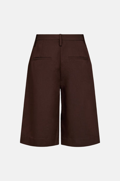 Short brun de FREEQUENT, coupe bermuda, avec passants de ceinture et deux poches passepoilées au dos.