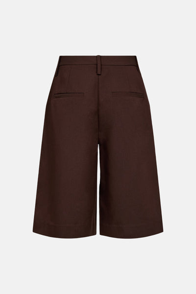Short brun de FREEQUENT, coupe bermuda, avec passants de ceinture et deux poches passepoilées au dos.