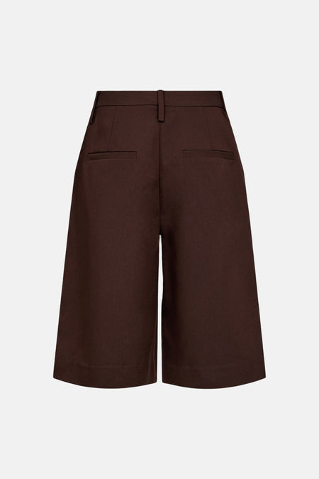 Short brun de FREEQUENT, coupe bermuda, avec passants de ceinture et deux poches passepoilées au dos.