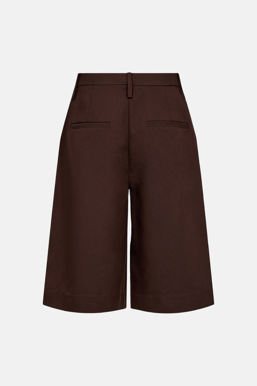 Korte FREEQUENT-chino, bermudashort, met riemlussen en twee paspelzakken aan de achterkant.