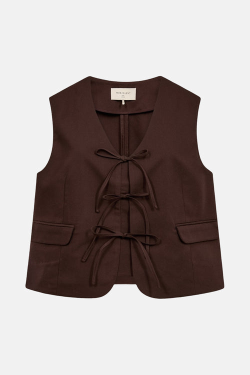 Blazer brun de FREEQUENT, sans manches, avec des liens à nouer et des poches à rabat.