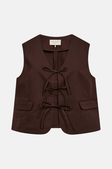 Bruine blazer van FREEQUENT, mouwloos, met strikdetails en klepzakken.