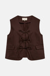 Bruine blazer van FREEQUENT, mouwloos, met strikdetails en klepzakken.