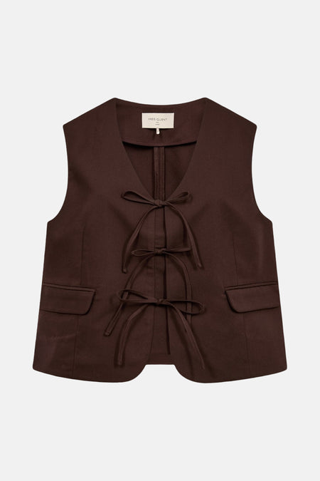 Blazer brun de FREEQUENT, sans manches, avec des liens à nouer et des poches à rabat.