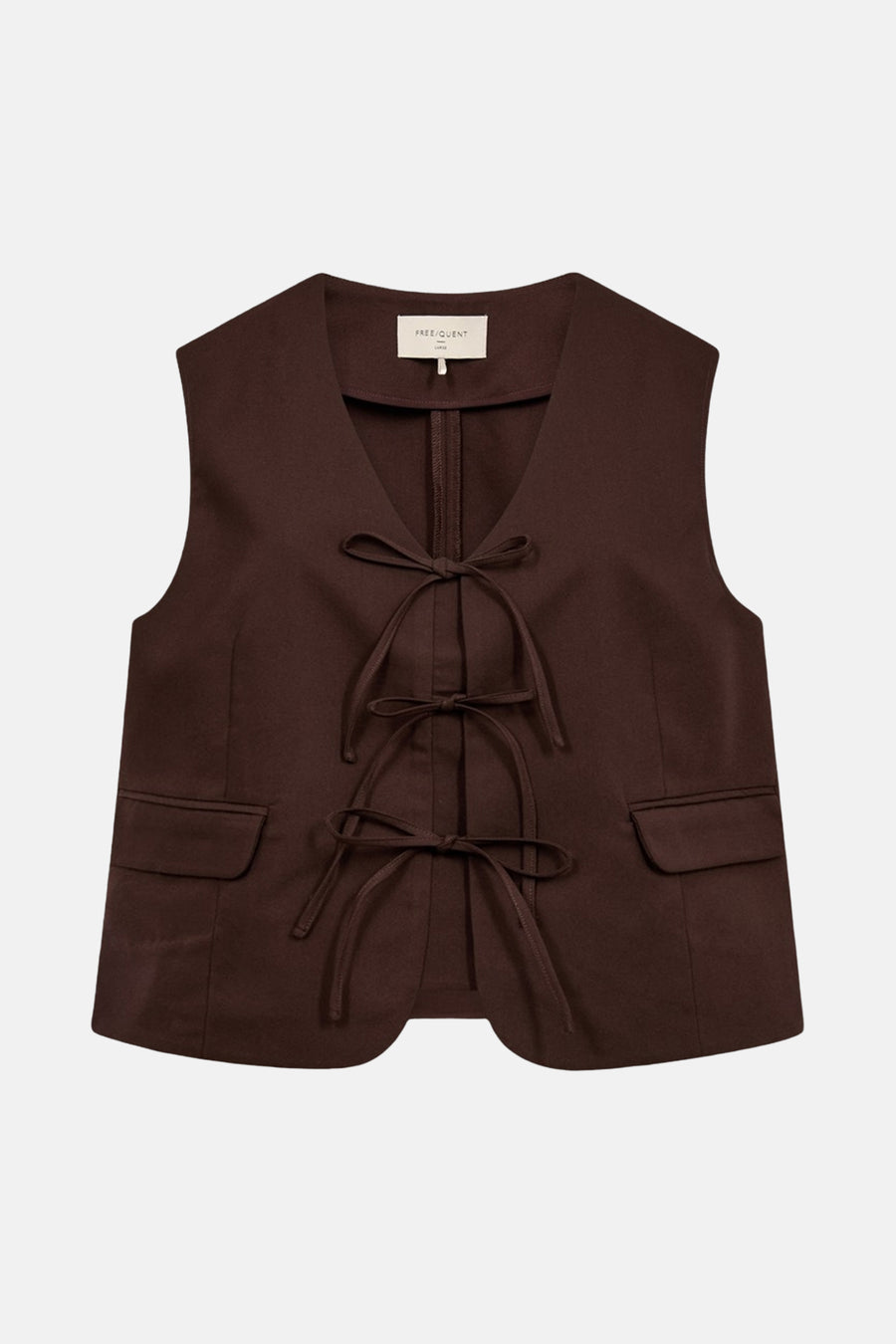 Bruine blazer van FREEQUENT, mouwloos, met strikdetails en klepzakken.