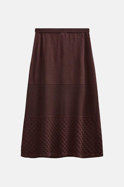 Jupe longue tricotée brune de FREEQUENT avec différents motifs de maille ajourés et à losanges.