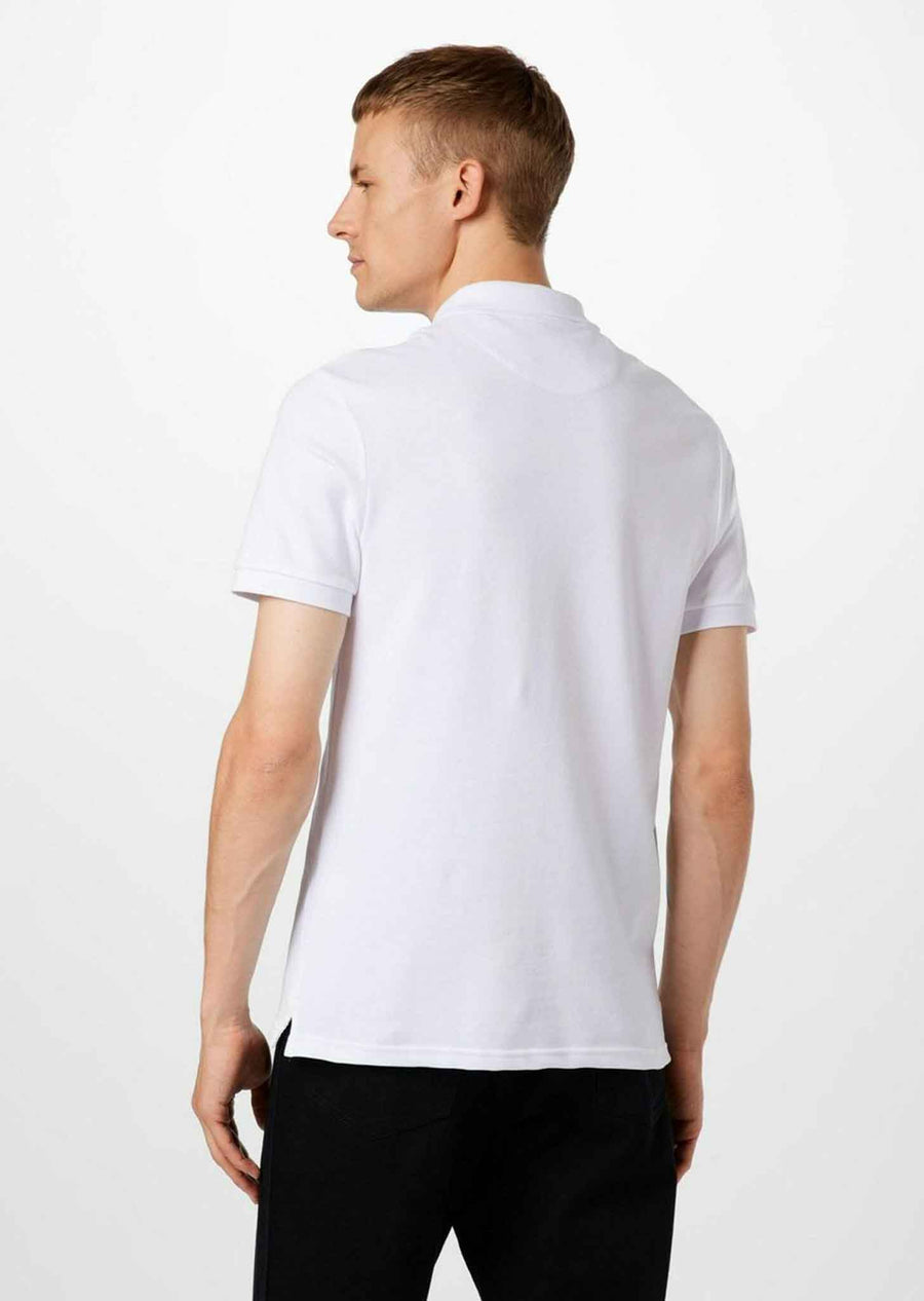 Polo blanc de LYLE & SCOTT, porté avec un pantalon noir, vue de dos.