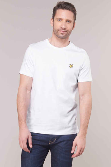 T-shirt blanc de LYLE & SCOTT, avec un petit logo sur la poitrine, porté avec un jean bleu foncé.
