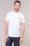T-shirt blanc de LYLE & SCOTT, avec un petit logo sur la poitrine, porté avec un jean bleu foncé.
