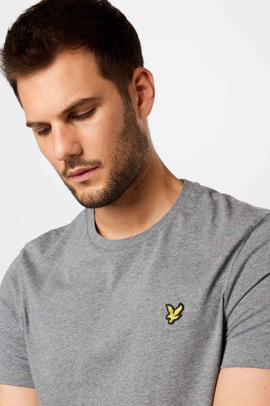 T-shirt gris à manches courtes de Lyle & Scott, avec un logo discret sur la poitrine.