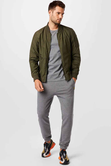 T-shirt gris à manches courtes de LYLE & SCOTT, porté avec un blouson aviateur et un pantalon de jogging.