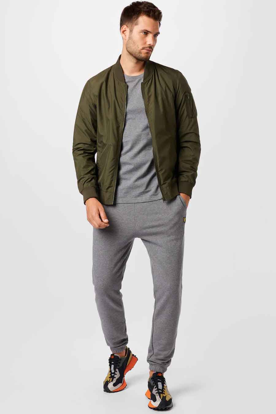 T-shirt gris à manches courtes de LYLE & SCOTT, porté avec un blouson aviateur et un pantalon de jogging.