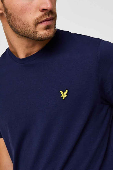 T-shirt bleu à manches courtes de LYLE & SCOTT, avec un logo jaune brodé sur la poitrine.