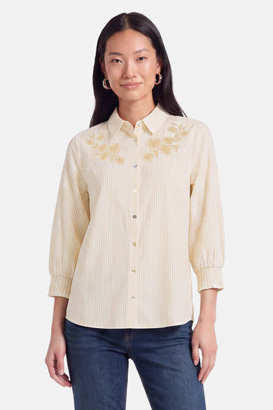 Chemise à manches courtes multicolore par FREEQUENT, rayures fines crème et jaune, broderie florale dorée, boutonnage central, vue de face.