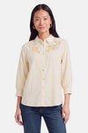 Chemise à manches courtes multicolore par FREEQUENT, rayures fines crème et jaune, broderie florale dorée, boutonnage central, vue de face.