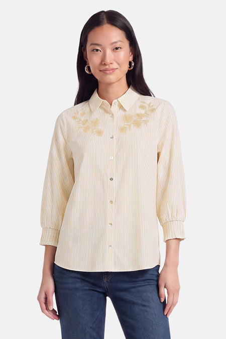 Chemise à manches courtes multicolore par FREEQUENT, rayures fines crème et jaune, broderie florale dorée, boutonnage central, vue de face.