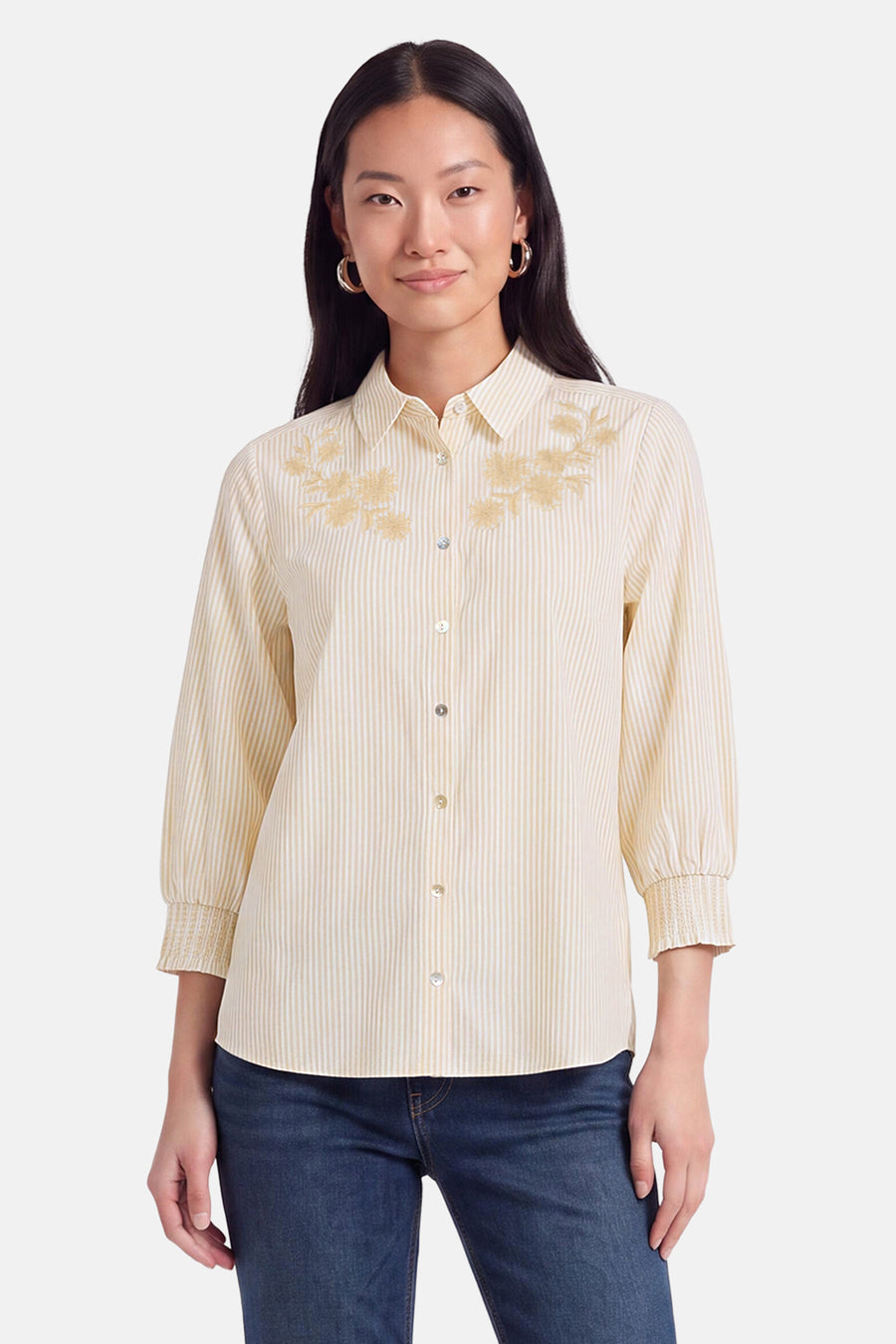 Chemise à manches courtes multicolore par FREEQUENT, rayures fines crème et jaune, broderie florale dorée, boutonnage central, vue de face.