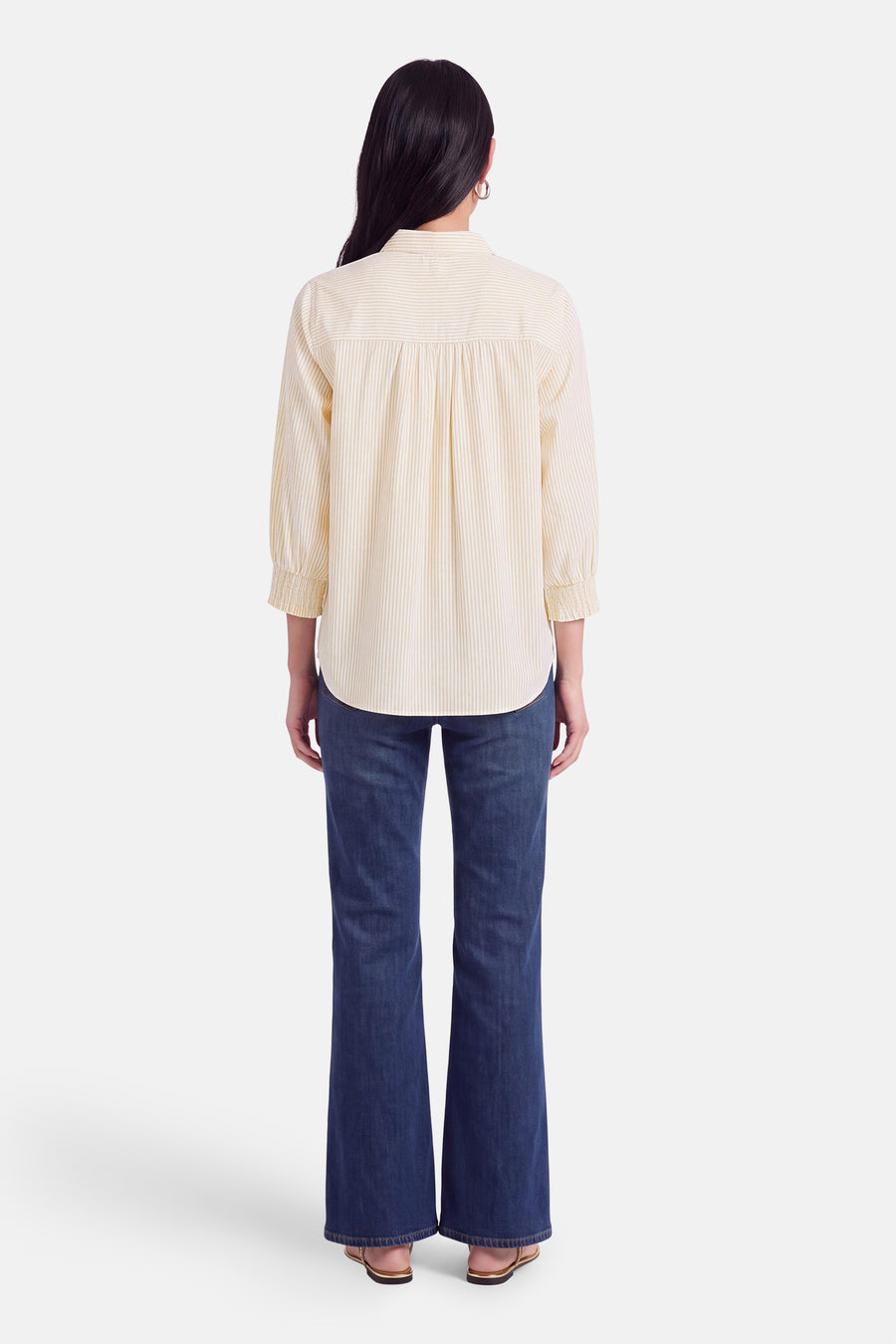 Chemise à manches courtes multicolore à rayures fines, de FREEQUENT, vue dos, avec plissé au dos et poignets élastiqués, portée avec jeans flares.