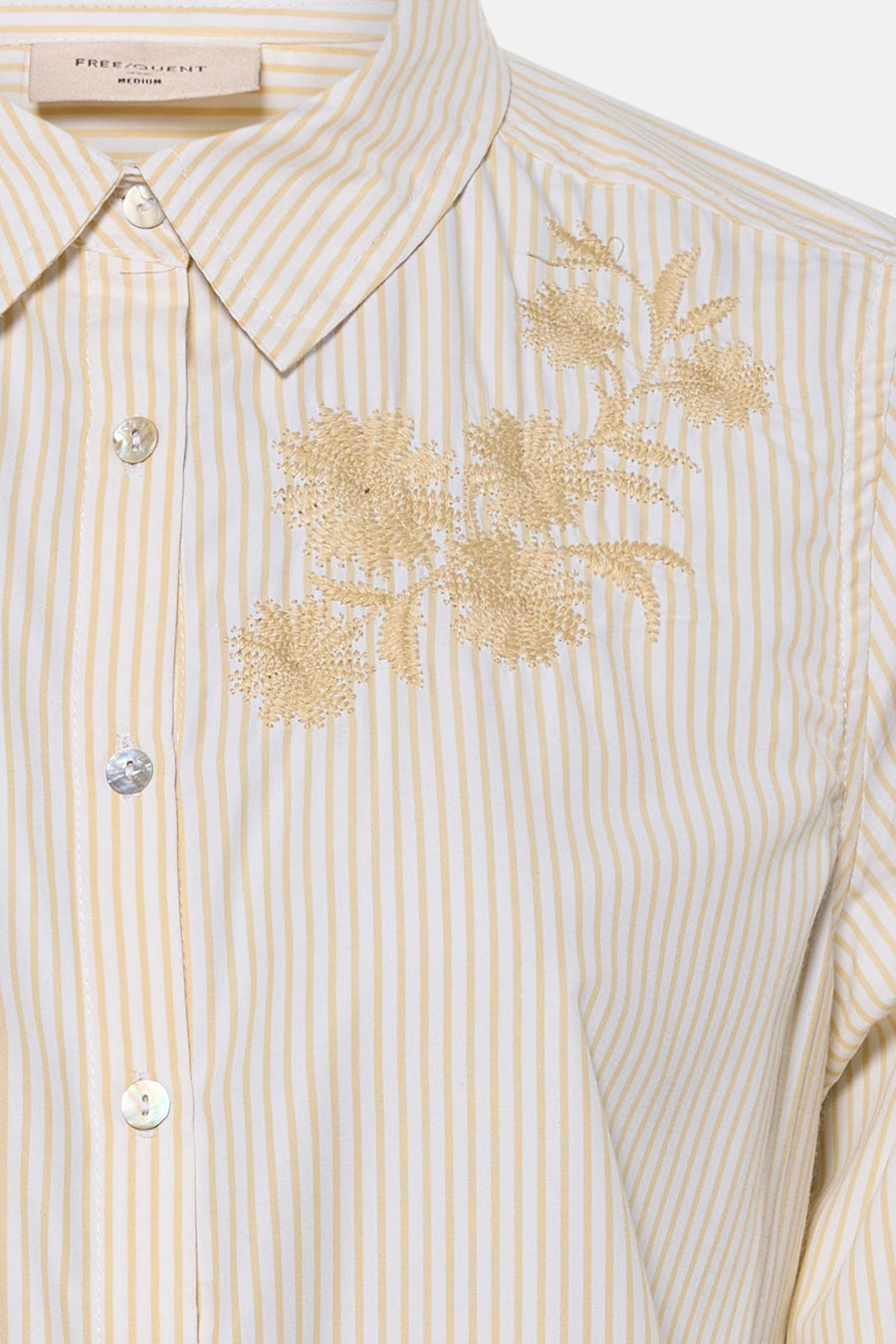 Chemise à manches courtes multicolore à rayures jaunes et blanches par FREEQUENT, avec broderie florale dorée sur la poitrine, vue de face.