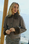 Veste casual taupe FREEQUENT portée par une femme, avec col et poignets effet fourrure.
