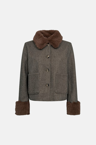 Veste courte taupe FREEQUENT à boutons, avec col et poignets bruns effet fourrure et deux poches plaquées.