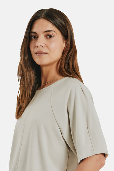 T-shirt beige à manches courtes de FREEQUENT, coupe ample avec détails de couture latérale, vue de profil