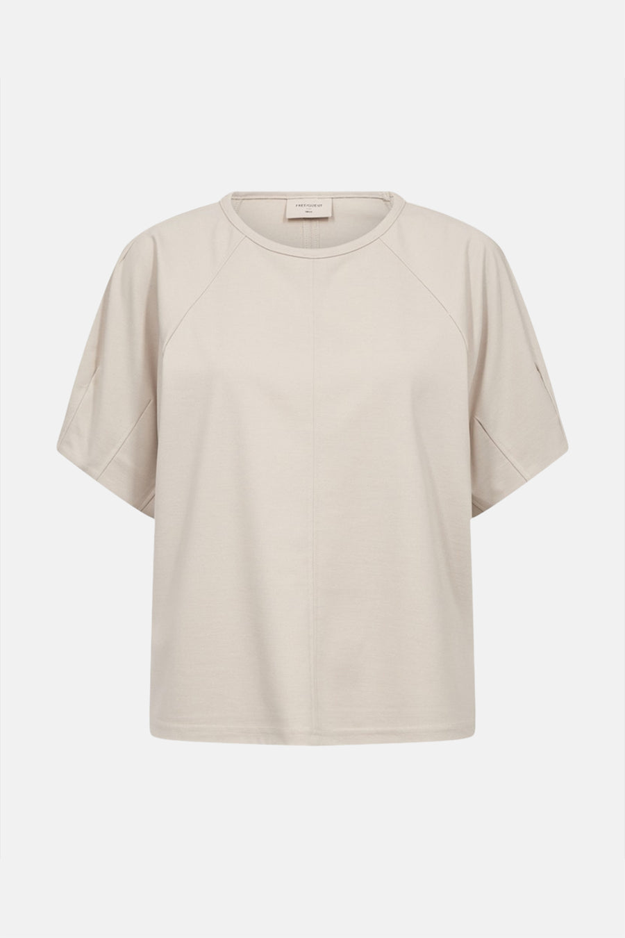 T-shirt beige à manches courtes de coupe ample par FREEQUENT, col rond et coutures discrètes, vue frontale sur fond clair