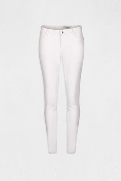 Pantalon blanc de Morgan de Toi, coupe skinny, avec poches avant et arrière.
