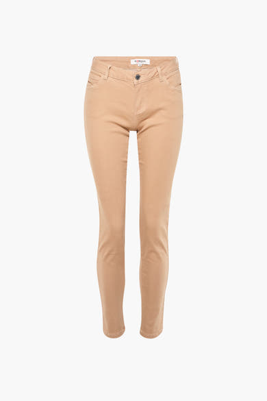 Pantalon beige de Morgan de Toi, coupe ajustée, poches avant et arrière, fermeture boutonnée.