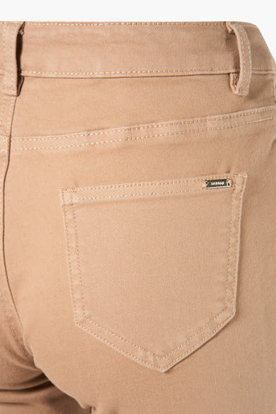 Pantalon beige de Morgan de Toi avec poche arrière passepoilée et détails de couture ton sur ton.