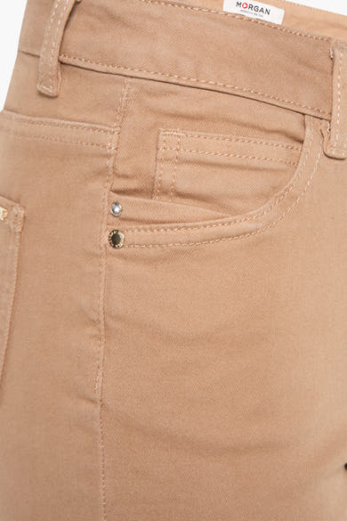 Pantalon beige de Morgan de Toi, avec poche ornée de deux boutons décoratifs.

