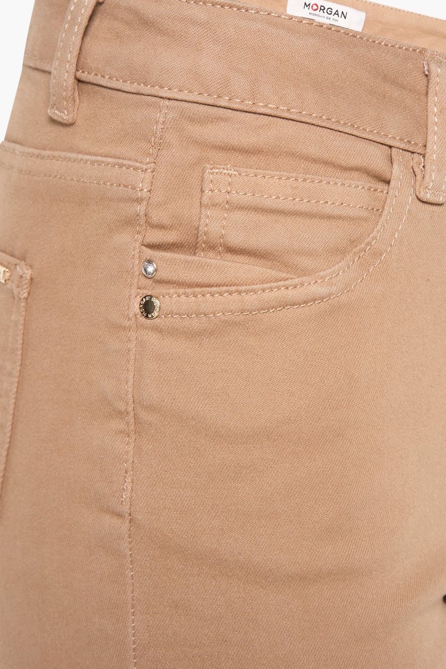 Pantalon beige de Morgan de Toi, avec poche ornée de deux boutons décoratifs.
