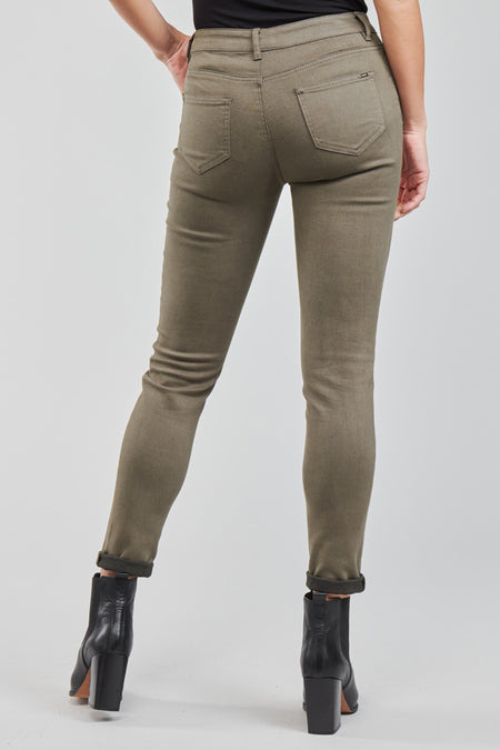 Pantalon vert de Morgan de Toi, coupe skinny, poches arrière, ourlets retroussés et bottines noires.